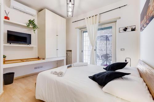 een slaapkamer met een groot wit bed en een raam bij Aventino Industrial Loft in Rome