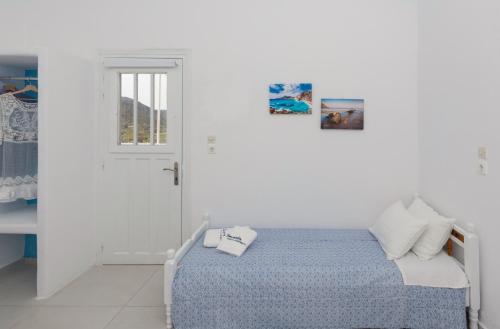 a white room with a bed and a window at Sarantis Suites & Apartments in Provatas