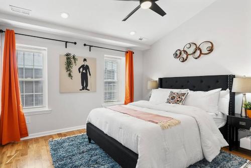 フィラデルフィアにあるFitler Square GEM - 3 Bedroomsのベッドルーム(大型ベッド1台、オレンジ色のカーテン付)