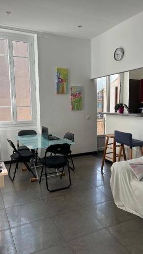 um quarto com uma mesa e cadeiras e uma cama em Appartement Nice le Port em Nice