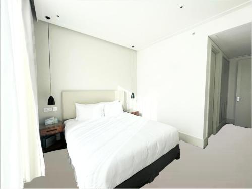 ドニプロにあるMost City Area Lux Studioの白いベッドルーム(大型ベッド1台、窓付)