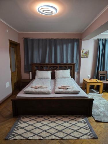 um quarto com uma cama com duas almofadas em Комитите em Troyan