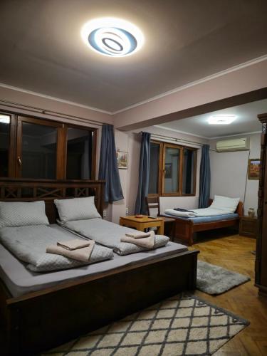 Tempat tidur dalam kamar di Комитите