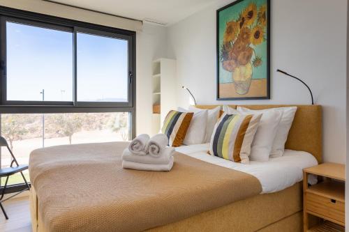ein Schlafzimmer mit einem großen Bett mit zwei Handtüchern darauf in der Unterkunft Casa Rosalia Laguna in Torre-Pacheco