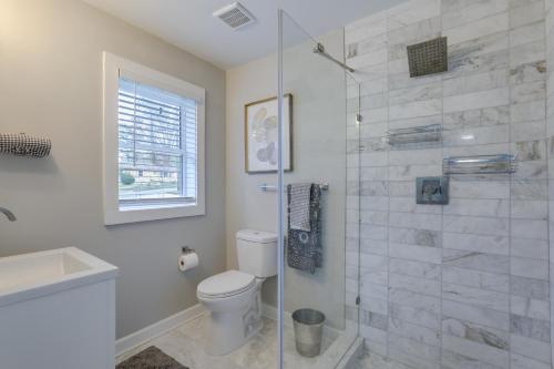 een badkamer met een toilet en een glazen douche bij Pet-Friendly Decatur Home about 8 Mi to Downtown ATL! in Decatur