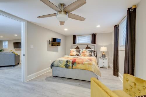 Ένα ή περισσότερα κρεβάτια σε δωμάτιο στο Modern Decatur Getaway about 8 Mi to Downtown Atlanta!