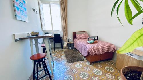 Schlafzimmer mit einem Bett, einem Schreibtisch und einem Stuhl in der Unterkunft Free Breakfast, Pool, Spacious Aircon Hideaway in Mosta