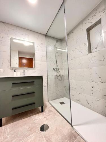 een badkamer met een douche, een wastafel en een spiegel bij Amplitud y elegancia en Vilaflor in Vilaflor