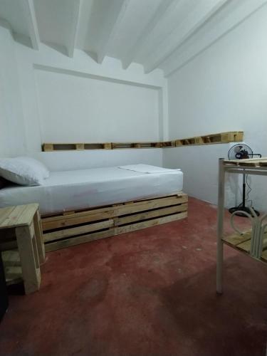 Ένα ή περισσότερα κρεβάτια σε δωμάτιο στο De La Mora Hostal