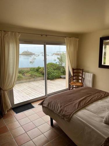 une chambre avec un lit et une vue sur l'océan dans l'établissement Chez Mado et Marcel, à Ploubazlanec
