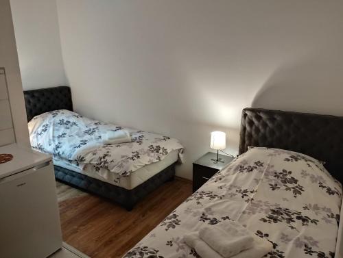 1 dormitorio con 2 camas en una habitación en Apartmani Ćosić - Kuršumlijska banja, en Kursumlijska Banja