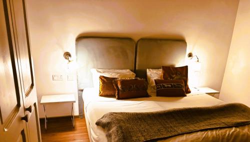 a bedroom with a bed with a headboard and pillows at Casa Cara in Birgu