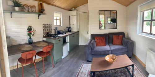 una cocina y sala de estar en una casa pequeña en Letterkenny Cabin en Letterkenny