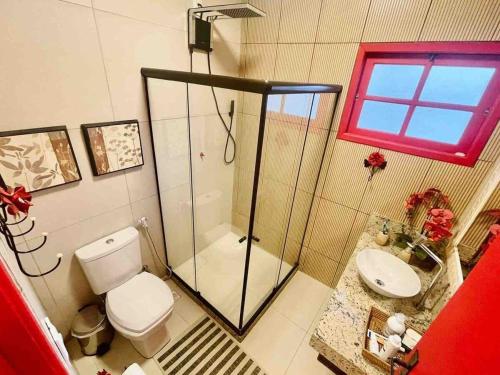La salle de bains est pourvue d'une douche, de toilettes et d'un lavabo. dans l'établissement Sítio incrível com piscina e lago, à Nova Friburgo