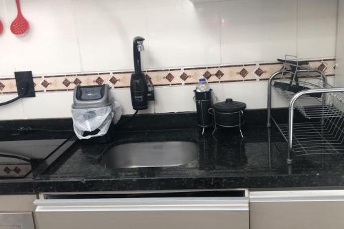 - un comptoir de cuisine avec évier dans l'établissement Apartamento 2 Km da BR101, à São José