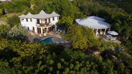 una vista aérea de una casa con piscina en On The Rocks Villa en Spanish Town