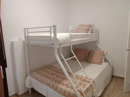 een slaapkamer met een stapelbed en een ladder bij CASA VENERA in Orgaz