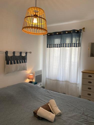 - une serviette sur un lit dans une chambre dans l'établissement AD18 - L'escale Aultoise chez Hugo, à Ault