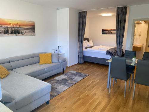 - un salon avec un canapé et un lit dans l'établissement George-Beach Apartment Ossiachersee/Gerlitzen, à Bodensdorf