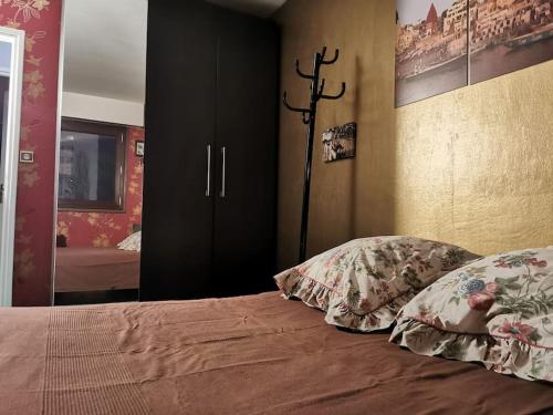 ein Schlafzimmer mit einem Bett mit zwei Kissen darauf in der Unterkunft Appartement entier in Cachan