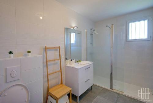 y baño con ducha, aseo y lavamanos. en La Choisille / Maison 3 chambres en Cerelles
