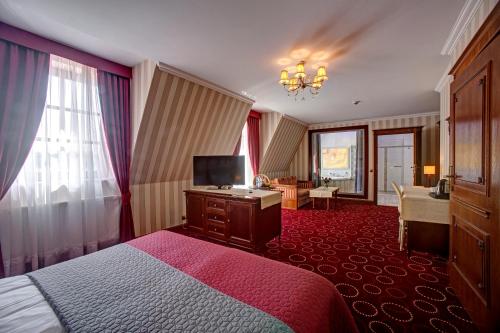 a hotel room with a bed and a desk at Jaśminowy Dwór in Rokietnica