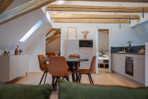 a kitchen and dining room with a table and chairs at Le 1552 - Gîte de charme - Parking Gratuit in Bergheim