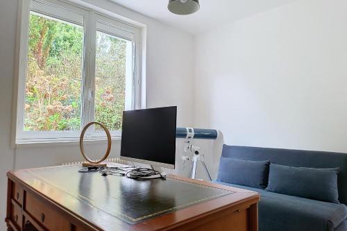 Μια τηλεόραση ή/και κέντρο ψυχαγωγίας στο AG12 Villa "Les Dix Mouettes" Vue Mer Confort & Moments Inoubliables