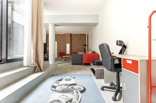 an office with a desk and a chair and a room at L'Escapade Paris in Le Kremlin-Bicêtre