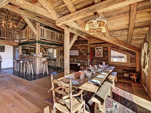 - une salle à manger avec une longue table dans une grange dans l'établissement Résidence La Ferme De Marie - Chalet 