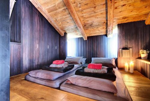 Cette chambre dispose de 2 grands lits et de plafonds en bois. dans l'établissement Résidence Villa Solaire - Chalet Villa Solaire - 14 Personnes - Morzine MAE-3761, à Morzine