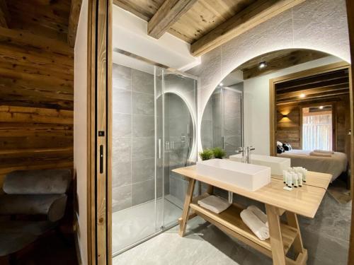 une salle de bain avec un lavabo et une douche dans l'établissement Résidence Plume - Chalet Plume - 14 Personnes - Morzine MAE-3771, à Morzine