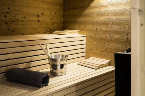 - un sauna avec un seau et des serviettes sur une étagère dans l'établissement Résidence Explorer Meleze - Chalet Explorer - 14 Personnes - Les Gets MAE-3781, aux Gets