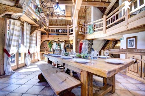 - une grande table en bois dans une chambre dotée de plafonds en bois dans l'établissement Résidence Lolana - Chalet Lolana - 14 Personnes - Morzine MAE-3791, à Morzine