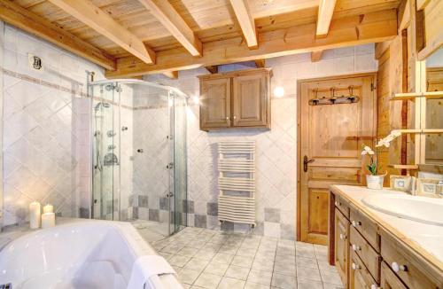 une salle de bain avec une douche, une baignoire et un lavabo dans l'établissement Résidence Lolana - Chalet Lolana - 14 Personnes - Morzine MAE-3791, à Morzine