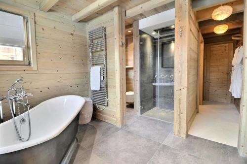 une grande salle de bain avec baignoire et douche dans l'établissement Résidence Explorer Meleze - Chalet Mélèze - 14 Personnes - Les Gets MAE-3801, aux Gets