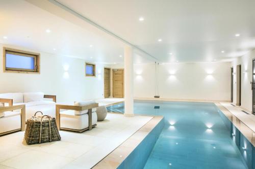 une piscine dans une maison avec un salon dans l'établissement Résidence Explorer Meleze - Chalet Mélèze - 14 Personnes - Les Gets MAE-3801, aux Gets