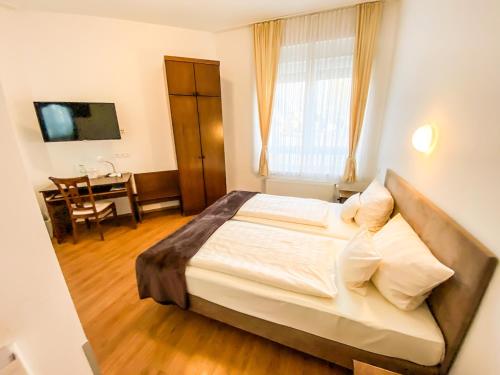 Кровать или кровати в номере Hotel Waldschlößchen
