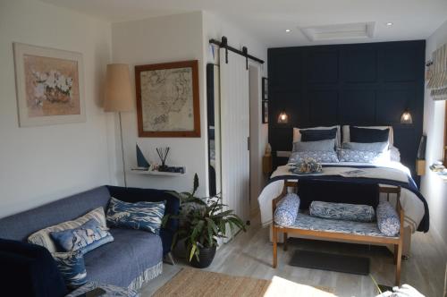 uma sala de estar com uma cama e um sofá em Ropewalk Cottage - A Little Treasure By The Coast em Portaferry