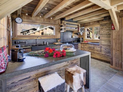 - une cuisine en bois avec un grand comptoir dans l'établissement Chalet Ressource - Chalet Ressource - 13 Personnes - Morzine MAE-3821, à Morzine