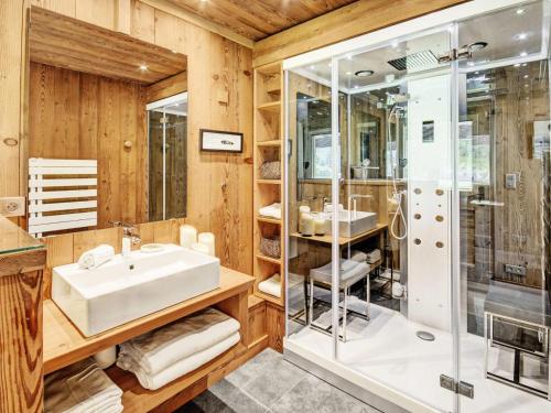 une salle de bain avec un lavabo et une douche dans l'établissement Chalet Ressource - Chalet Ressource - 13 Personnes - Morzine MAE-3821, à Morzine