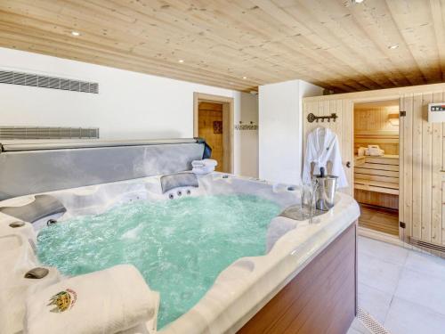 une baignoire jacuzzi au milieu d'une salle de bains dans l'établissement Résidence La Moutelette - Chalet La Moutelette - 14 Personnes - Montriond MAE-3831, à Montriond