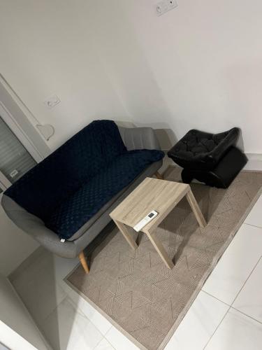 un sofá y una mesa de centro en una habitación en Appartement calme dans villa individuelle, en Bagnols-sur-Cèze