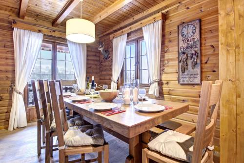 une salle à manger avec une table et des chaises en bois dans l'établissement Résidence Martre Des Pins - Chalet Martre des Pins - 12 Personnes - Morzine MAE-3841, à Morzine