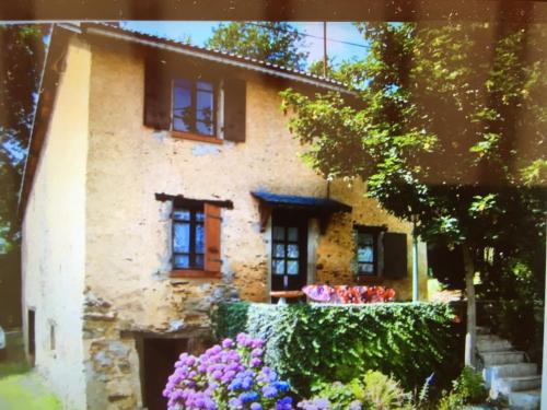 Fotografie z fotogalerie ubytování Maison ancienne en pierre v destinaci Saint-Pierre-de-Trivisy