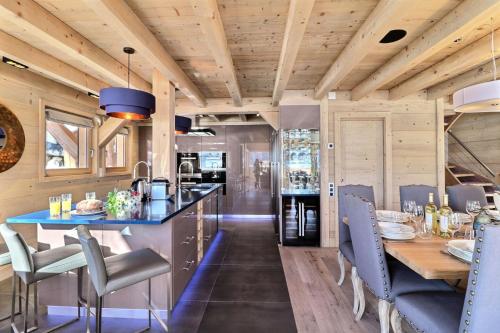 - une cuisine et une salle à manger dans une petite maison dans l'établissement Résidence Oscar - Chalet Oscar - 12 Personnes - Les Gets MAE-3871, aux Gets