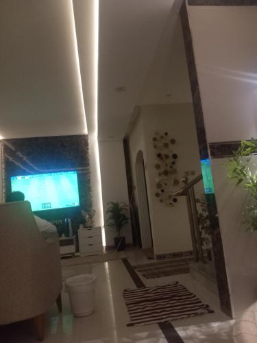 een woonkamer met een spiegel en een tv bij الرياض حي طويق in Riyad