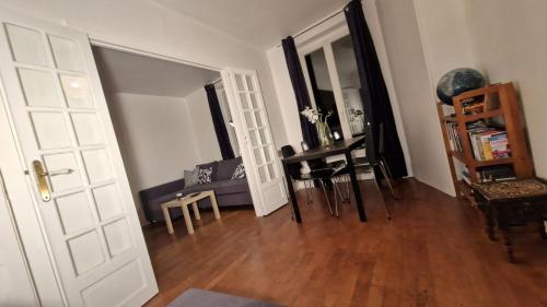 un salon avec un canapé et une table dans l'établissement Beautiful, cosy apartment for 1 to 6 people, located near Olympic Park, à Paris