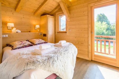 une chambre avec un lit avec des serviettes dessus dans l'établissement Résidence Solaurine - Chalet Solaurine - 10 Personnes - Morzine MAE-3891, à Morzine