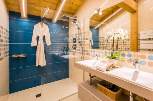 une salle de bain avec douche et lavabo dans l'établissement Résidence Solaurine - Chalet Solaurine - 10 Personnes - Morzine MAE-3891, à Morzine
